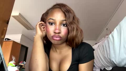 missmarimac online show from February 25, 2026, 4:05 pm