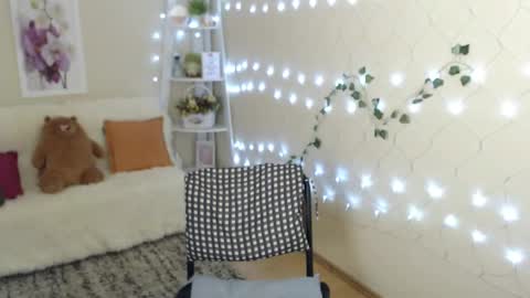 Snapshot of missmelons_ chatting on December 7, 2024, 4:03 pm Li  online show from December 7, 2024, 4:03 pm