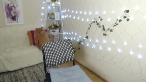 Snapshot of missmelons_ chatting on December 8, 2024, 3:35 pm Li  online show from December 8, 2024, 3:35 pm