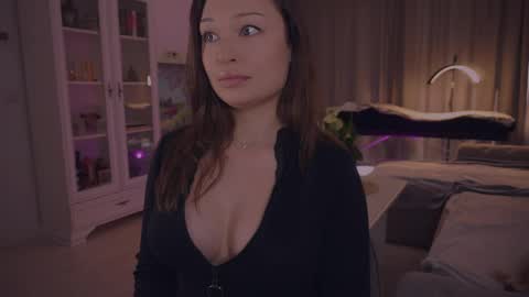 LUXXANDRA online show from May 25, 2026, 4:51 am