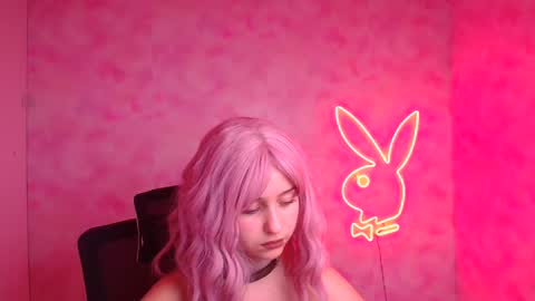 Mia online show from November 17, 2025, 10:59 pm