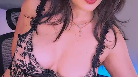 Mina online show from November 2, 2025, 2:58 am