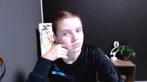 Olivia online show from November 12, 2025, 1:44 pm