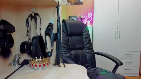 Snapshot of mistress_kristi chatting on November 5, 2025, 8:31 pm Mistress Kristi online show from November 5, 2025, 8:31 pm