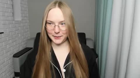 Snapshot of miya_mimi chatting on January 19, 2025, 10:17 am Miya online show from January 19, 2025, 10:17 am