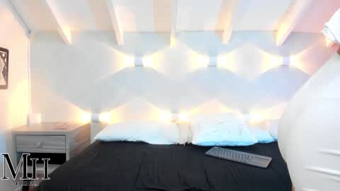 mizzhell_ online show from November 17, 2025, 12:44 pm