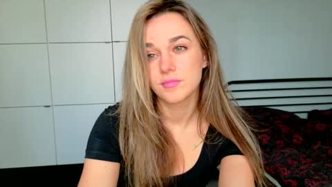 mmminnie online show from March 31, 2026, 1:00 pm