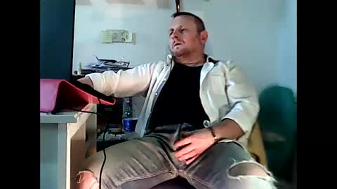 Snapshot of modesto1969 chatting on December 7, 2024, 2:02 pm modesto1969 online show from December 7, 2024, 2:02 pm