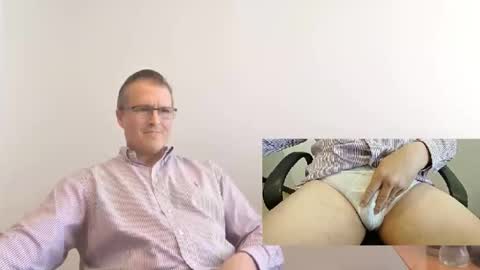 Snapshot of moe_001 chatting on October 7, 2025, 5:32 pm Moe online show from October 7, 2025, 5:32 pm