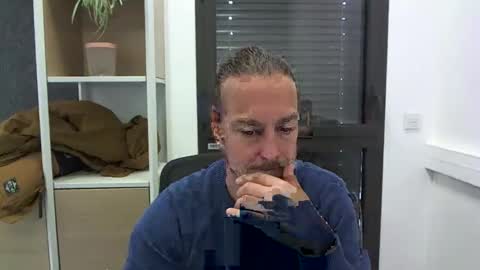 Snapshot of moi9876543210 chatting on December 9, 2024, 12:19 pm Julien online show from December 9, 2024, 12:19 pm