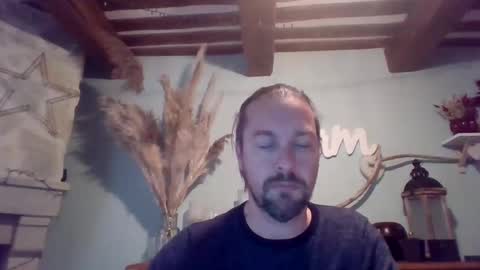 Snapshot of moi9876543210 chatting on January 27, 2025, 4:11 pm Julien online show from January 27, 2025, 4:11 pm