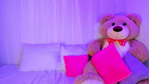 M o L l i E  online show from November 3, 2025, 7:59 pm