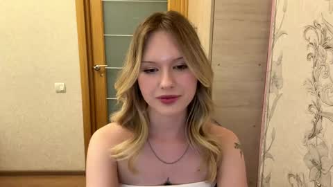 Snapshot of mollieadamek chatting on May 1, 2026, 2:21 pm Lisa online show from May 1, 2026, 2:21 pm