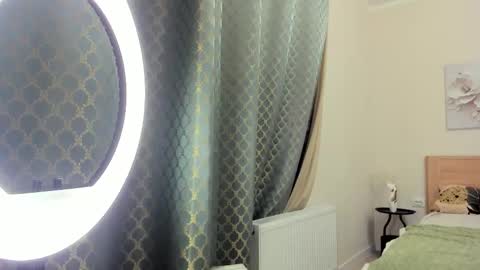 Snapshot of molly_555 chatting on December 15, 2025, 8:40 am Sima online show from December 15, 2025, 8:40 am