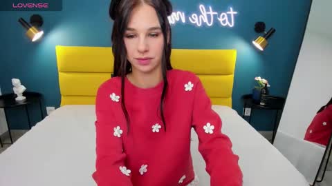 Snapshot of molly__cutie chatting on December 5, 2025, 1:36 am Molly online show from December 5, 2025, 1:36 am