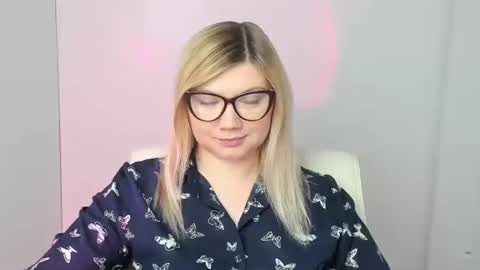 Molly online show from November 10, 2025, 12:59 pm