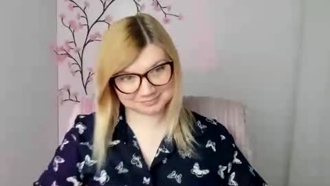 Snapshot of molly_moree chatting on April 20, 2026, 11:35 am Molly online show from April 20, 2026, 11:35 am