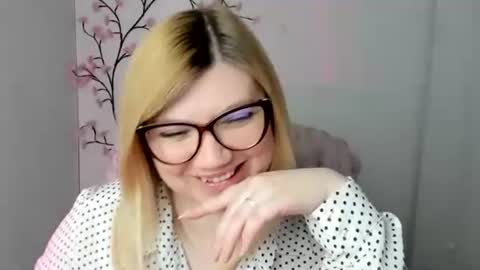 Snapshot of molly_moree chatting on April 27, 2026, 11:30 am Molly online show from April 27, 2026, 11:30 am