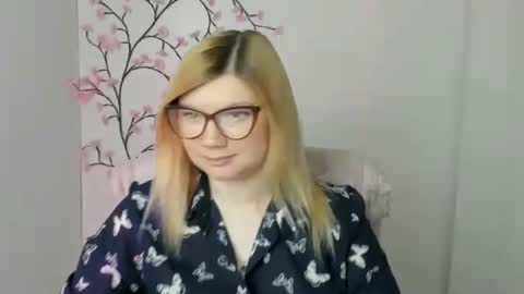 Snapshot of molly_moree chatting on May 18, 2026, 11:38 am Molly online show from May 18, 2026, 11:38 am