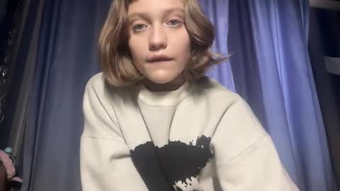 molly_poly online show from November 12, 2025, 12:27 pm