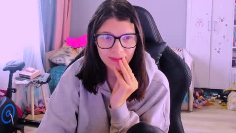 Snapshot of mollylollipop20 chatting on May 26, 2026, 2:07 am KIRA online show from May 26, 2026, 2:07 am