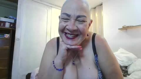 Snapshot of mom_is_wet chatting on December 23, 2025, 3:48 am nativa online show from December 23, 2025, 3:48 am