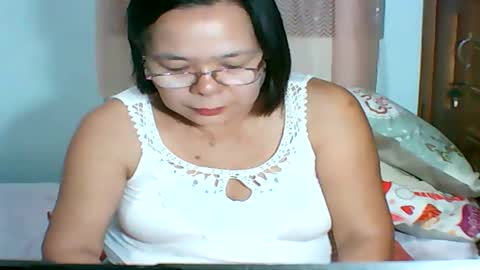 Snapshot of mombastic55 chatting on May 23, 2026, 10:08 am mombastic55 online show from May 23, 2026, 10:08 am