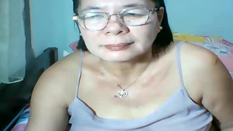 Snapshot of mombastic55 chatting on July 5, 2026, 11:50 am mombastic55 online show from July 5, 2026, 11:50 am