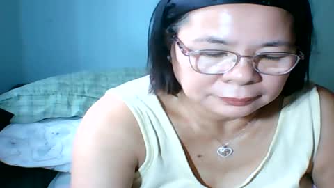 Snapshot of mombastic55 chatting on August 7, 2026, 1:18 am mombastic55 online show from August 7, 2026, 1:18 am