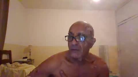 Snapshot of moment71200 chatting on November 7, 2025, 7:14 pm moment71200 online show from November 7, 2025, 7:14 pm