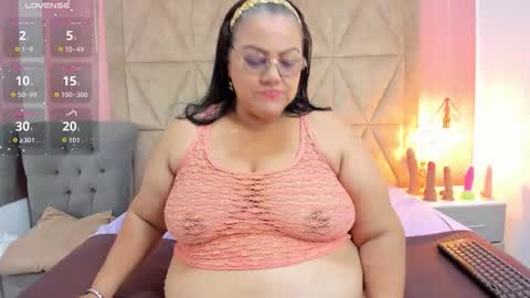 Snapshot of mommy_cute chatting on October 1, 2025, 2:06 am Jelitza online show from October 1, 2025, 2:06 am