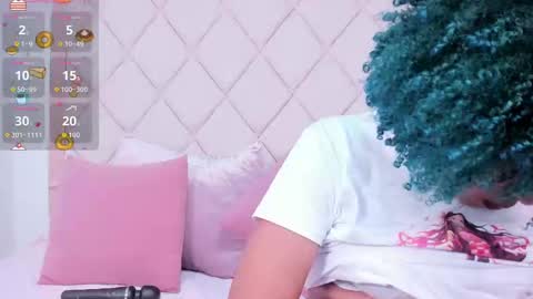 Momo  online show from September 25, 2025, 9:40 pm