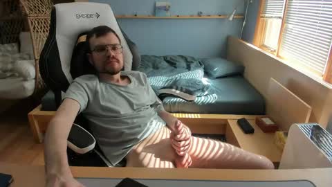 momotkb online show from April 17, 2026, 8:01 pm