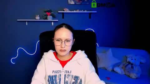 Snapshot of mona_cloud chatting on March 5, 2025, 4:02 pm Mona online show from March 5, 2025, 4:02 pm