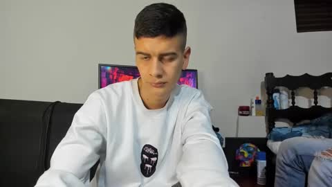 Snapshot of monarquia_ chatting on December 8, 2024, 1:35 am nicolas online show from December 8, 2024, 1:35 am