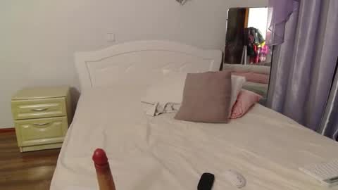 monicaluxxx online show from December 8, 2024, 4:28 pm