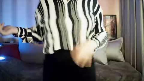 Snapshot of moodiemira chatting on June 17, 2026, 5:47 pm moodiemira online show from June 17, 2026, 5:47 pm