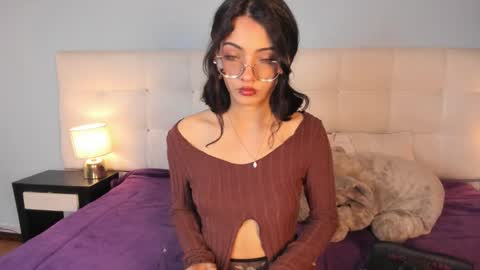 Snapshot of moon__april chatting on November 25, 2025, 7:14 pm Elizabeth online show from November 25, 2025, 7:14 pm