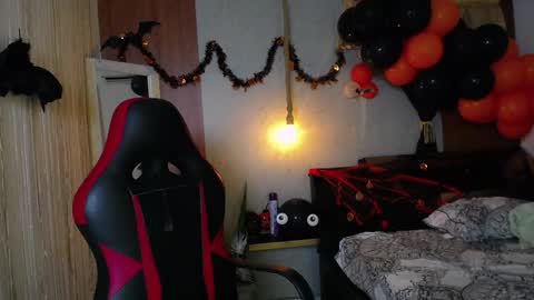 moon_and_fire_ online show from October 29, 2025, 4:04 am