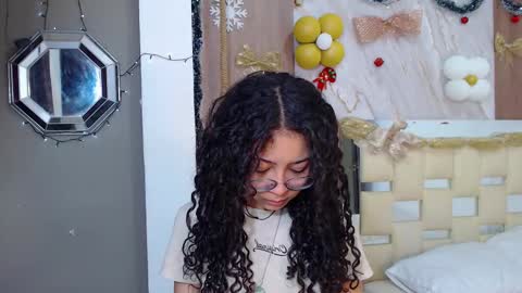 Snapshot of moon_and_fire_ chatting on December 17, 2025, 2:17 am moon_and_fire_ online show from December 17, 2025, 2:17 am