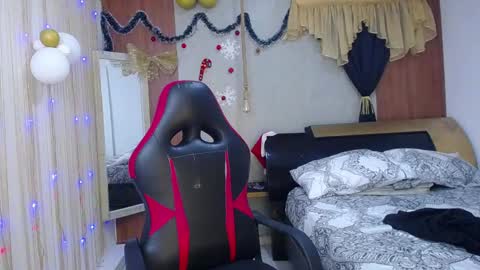 Snapshot of moon_and_fire_ chatting on January 7, 2026, 12:02 am moon_and_fire_ online show from January 7, 2026, 12:02 am