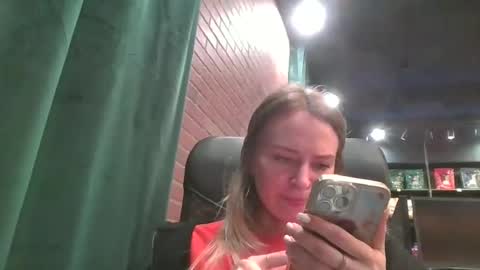 Snapshot of moon_light_girl chatting on March 5, 2025, 6:12 pm moon_light_girl online show from March 5, 2025, 6:12 pm