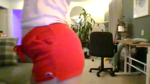 moonbutterfly94 online show from May 18, 2026, 7:47 am