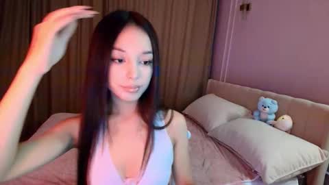 Mia online show from November 19, 2025, 12:16 pm