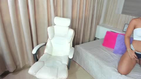Snapshot of morena_divine chatting on April 19, 2026, 8:00 pm Morene online show from April 19, 2026, 8:00 pm