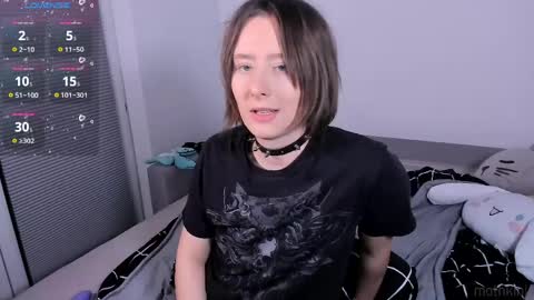 Snapshot of mothkink chatting on April 17, 2026, 7:39 pm mothkink Moth - online show from April 17, 2026, 7:39 pm