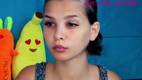 Snapshot of moto_ponchik chatting on June 19, 2026, 7:01 am Kris online show from June 19, 2026, 7:01 am
