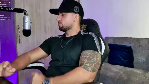 Snapshot of mr_david_cox chatting on February 22, 2025, 1:00 am David online show from February 22, 2025, 1:00 am