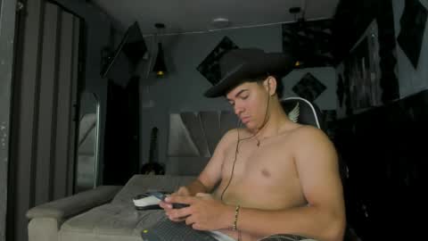mr_mois online show from May 8, 2026, 5:13 am