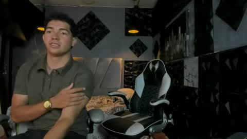 mr_mois online show from May 18, 2026, 5:35 am